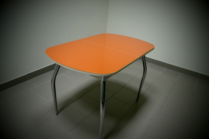 Оранжевый столик. Стол оранжевый кухонный. Стол стеклянный оранжевый. Стол кухонный стеклянный оранжевый. Оранжевый стол для кухни.